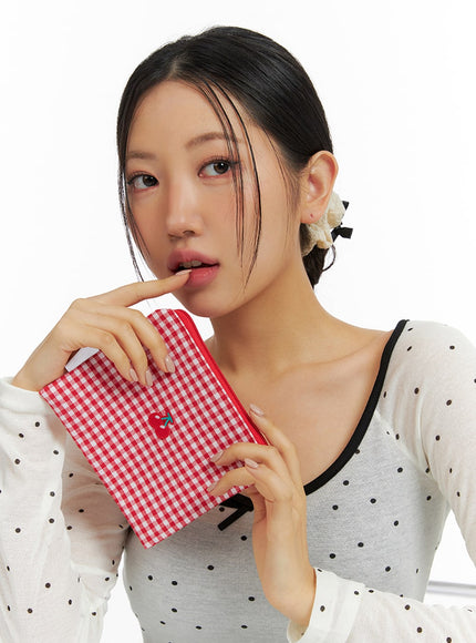 cherry-embroidered-gingham-pouch-if421 / Red