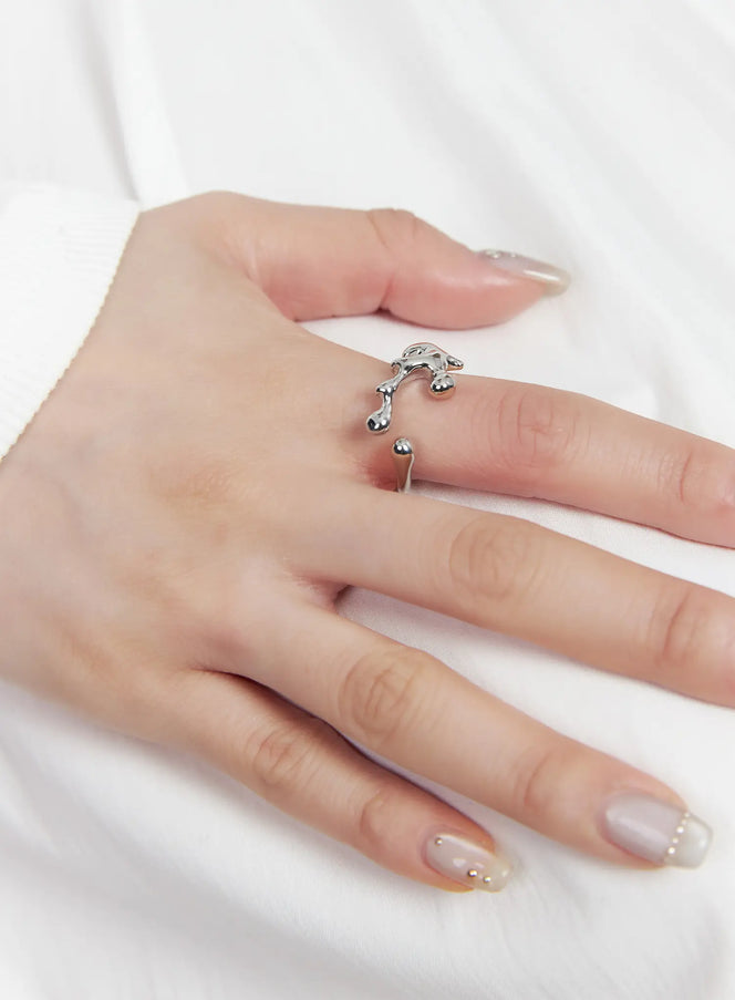 twisted-knot-ring-cf525 / Silver