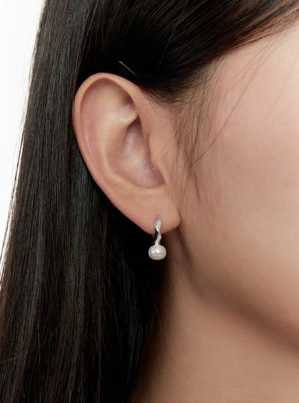 elegant-twist-faux-pearl-earrings-cs518 / Silver