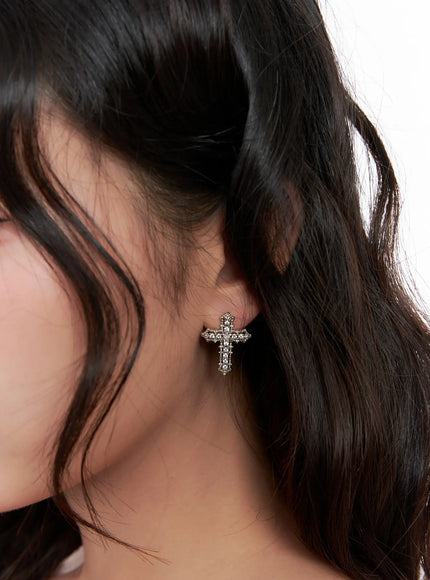 studded-cross-earrings-cl522 / Silver
