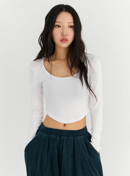 basic-u-neck-long-sleeve-crop-tee-cn303 / White