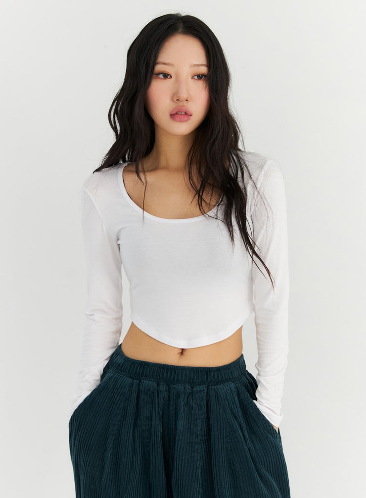 basic-u-neck-long-sleeve-crop-tee-cn303 / White