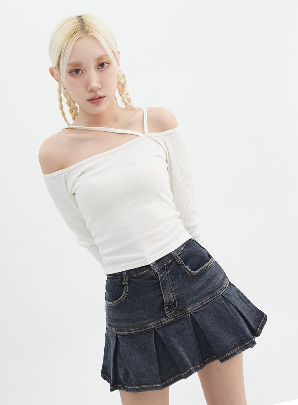 asymmetrical-neck-off-shoulder-crop-tee-in327 / White