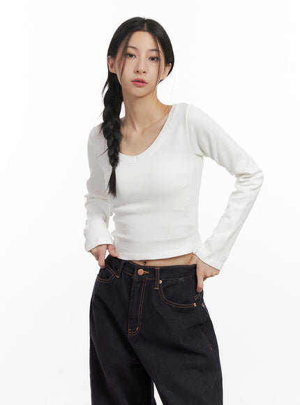 comfy-slim-fit-v-neck-long-sleeve-top-cn426 / White