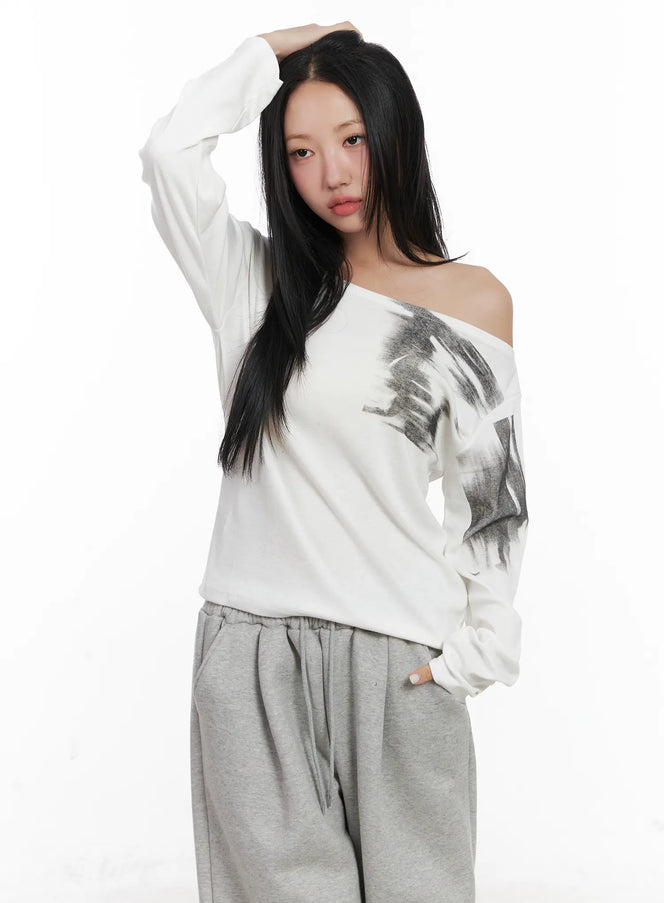off-shoulder-long-sleeve-graphic-top-cn528 / White