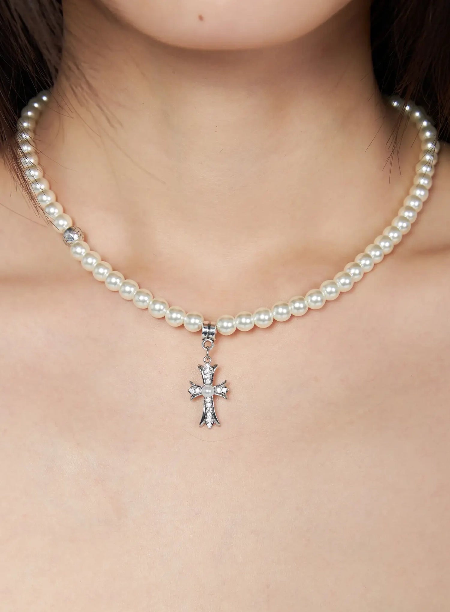 pearl-necklace-with-cross-pendant-iy520 / White
