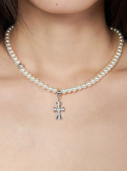 pearl-necklace-with-cross-pendant-iy520 / White