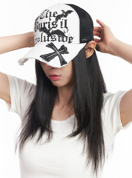 patched-graphic-mesh-cap-iy516 / White