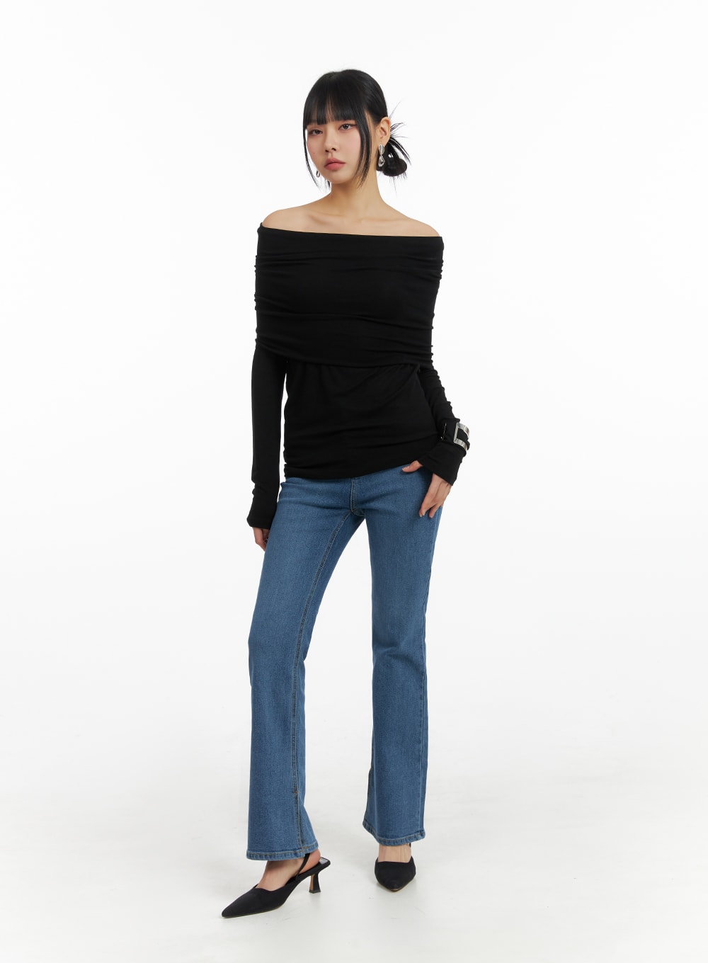 LEWKIN Vintage Flared Jeans IM414 in blue, front full-body on model, slim bootcut washed denim with slight flare, paired with black off-shoulder top and black slingback heels.