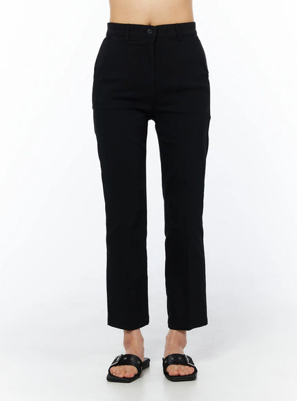 LEWKIN Hip-Pad Capri Pants CU522 in black, front view on model, high-waist tailored capri with button closure and side pockets, paired with black buckle sandals.