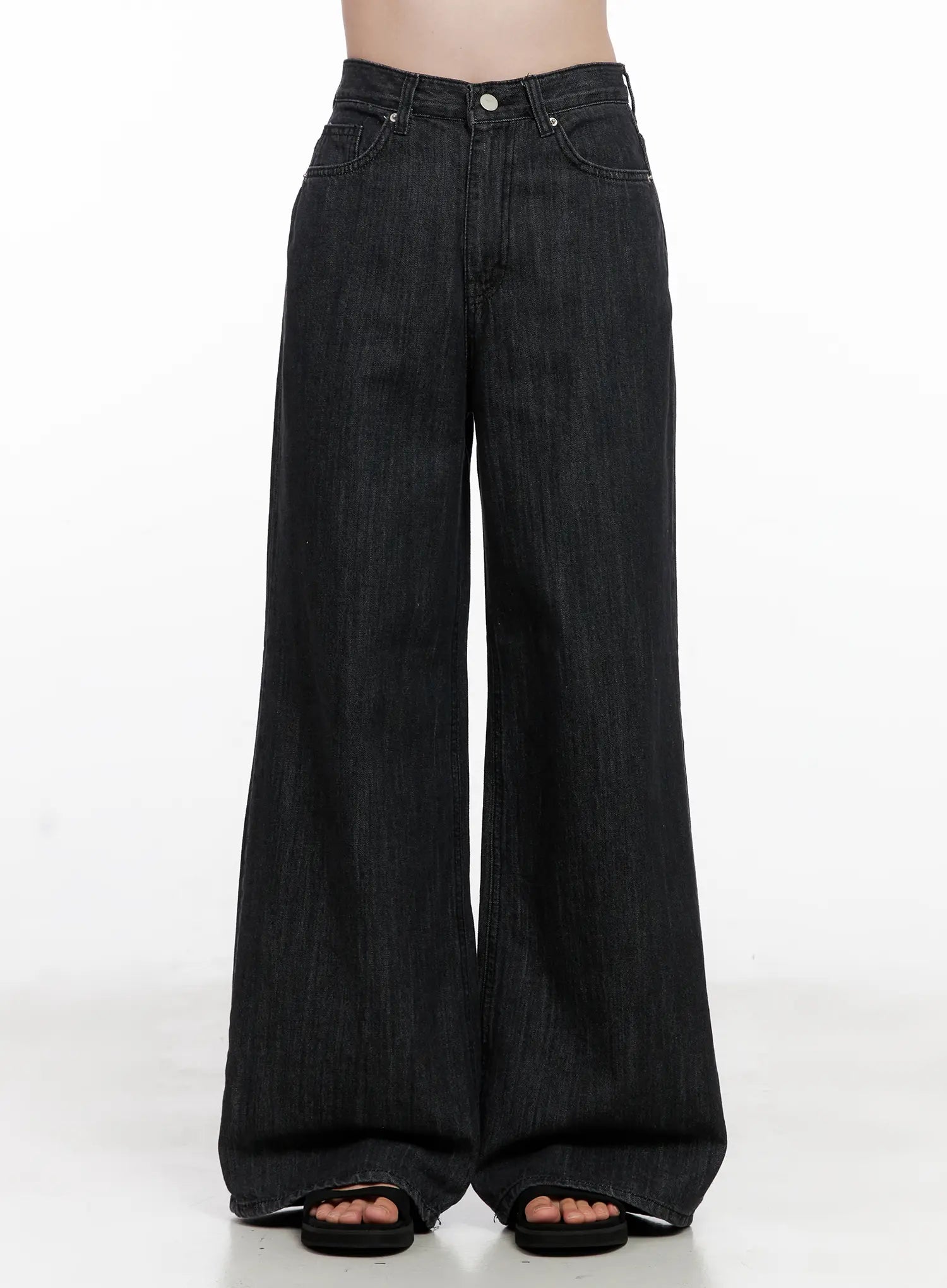 LEWKIN Yeon High-Waist Wide Jeans CL523 in black, front torso shot on model, wide-leg cotton denim with high waist and button closure, paired with black sandals.