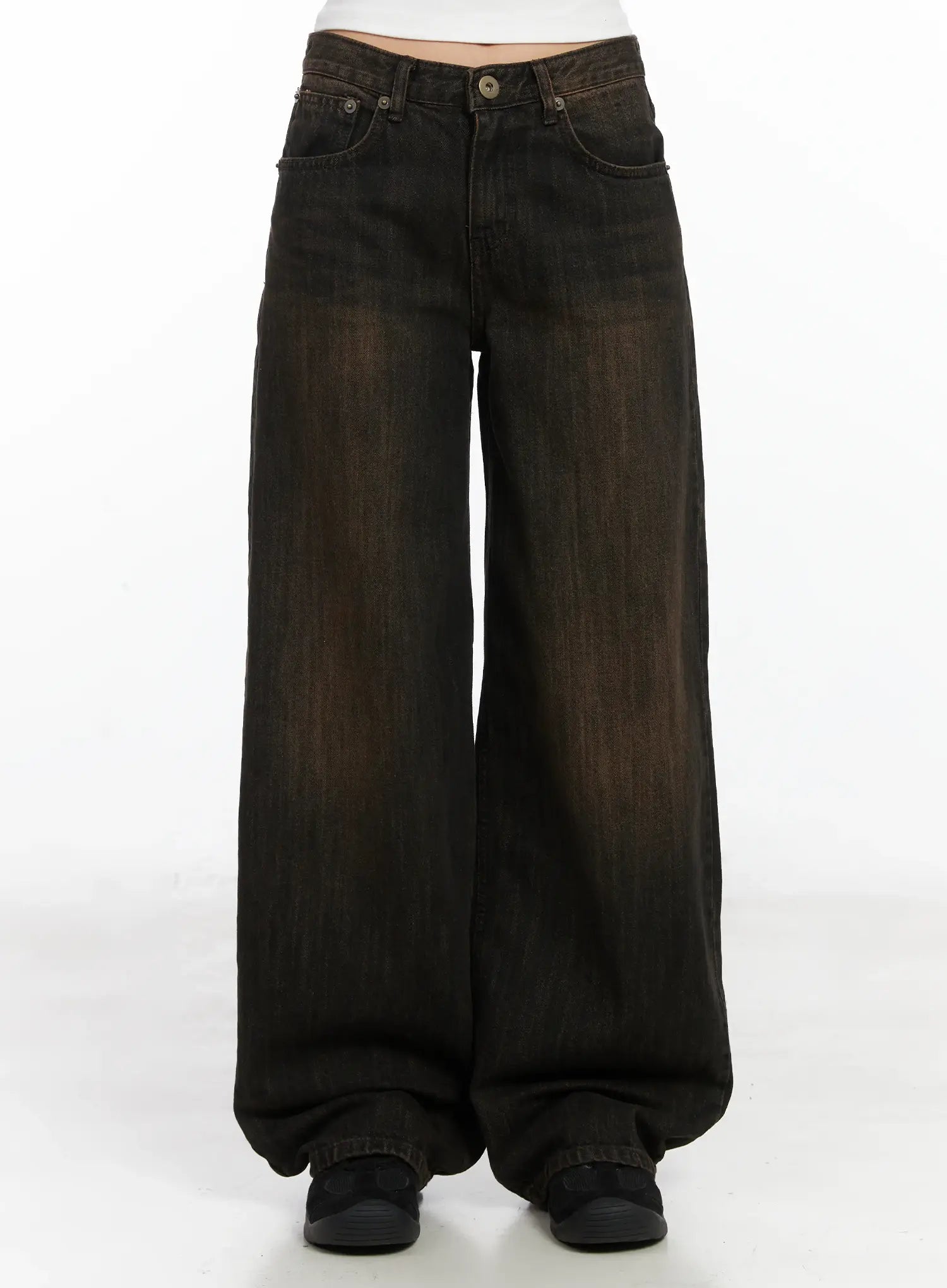 LEWKIN Winnie Brown Baggy Jeans CD502 in Black, front product shot on model, washed cotton wide-leg silhouette with 5-pocket detail, pooling at hem over black sneakers.