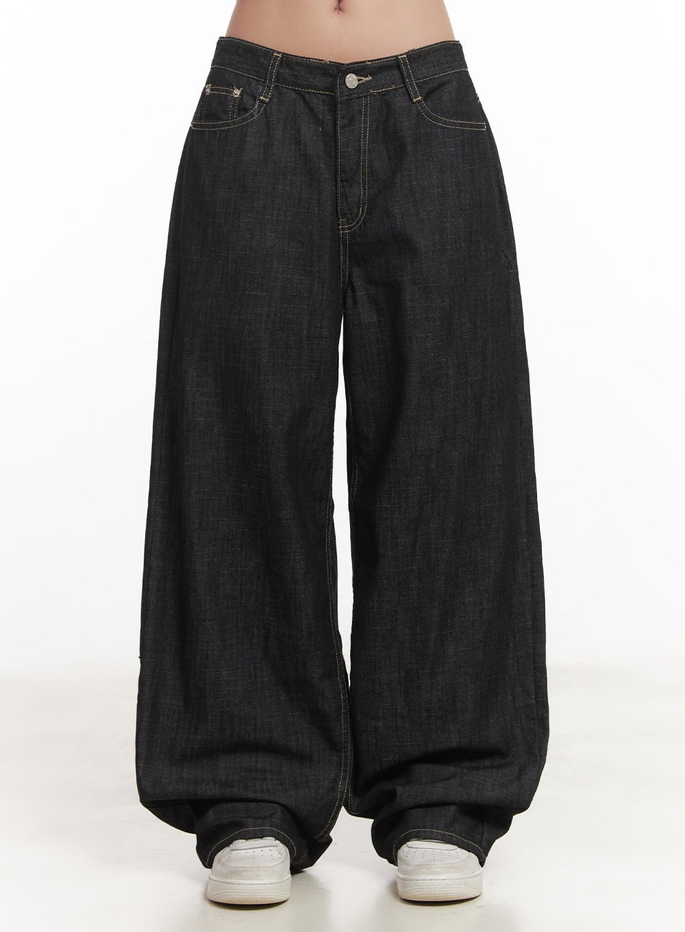 LEWKIN Fenna Baggy Jeans CA529 in black, front product shot, wide-fit cotton denim with contrast stitching, low rise, pooling hem over white sneakers.