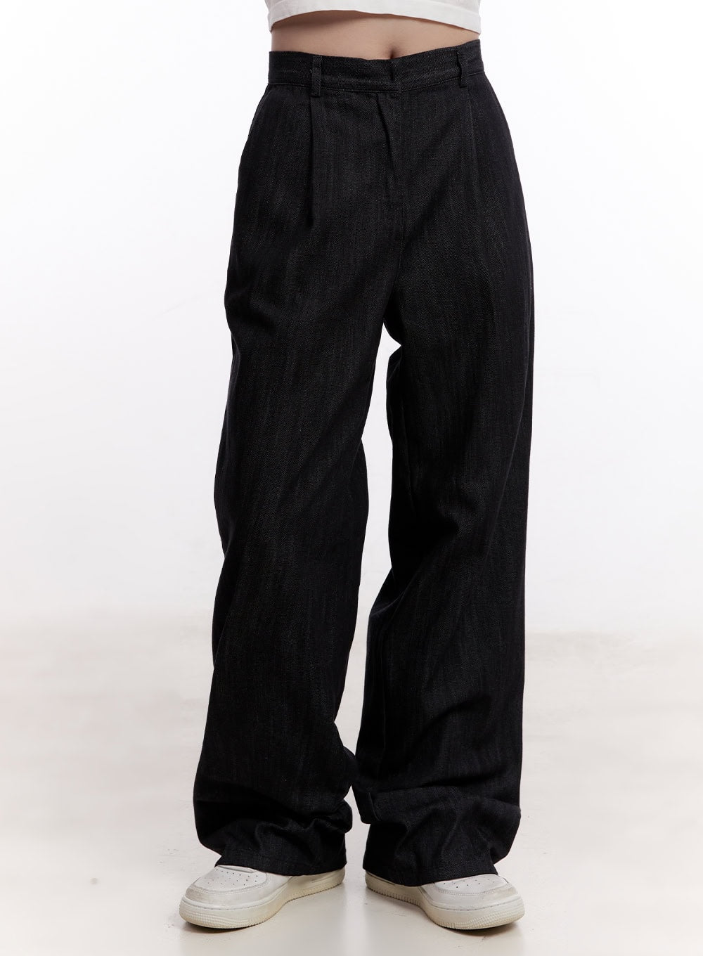 LEWKIN Pintuck Wide-Leg Denim Pants CM527 in black, front view on model, high-waist cotton denim with pintuck detail, wide-leg silhouette, paired with white sneakers.
