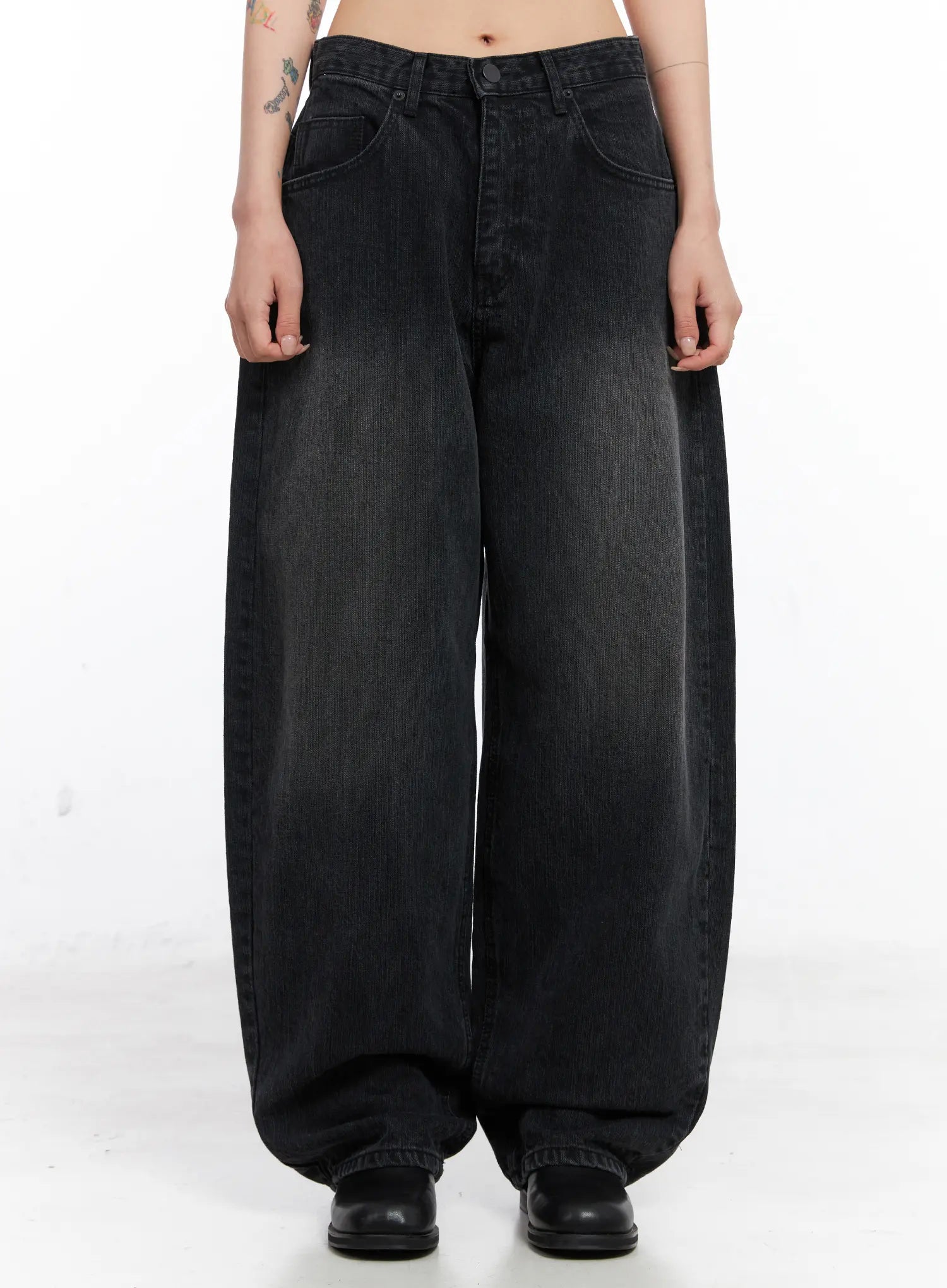 LEWKIN Ivey Washed Baggy Jeans CC1809 in black, front full-length view on model, ultra-wide baggy cotton denim with washed finish, low rise, paired with black leather shoes.