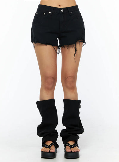 frayed-hem-low-rise-shorts-cu518 / Black
