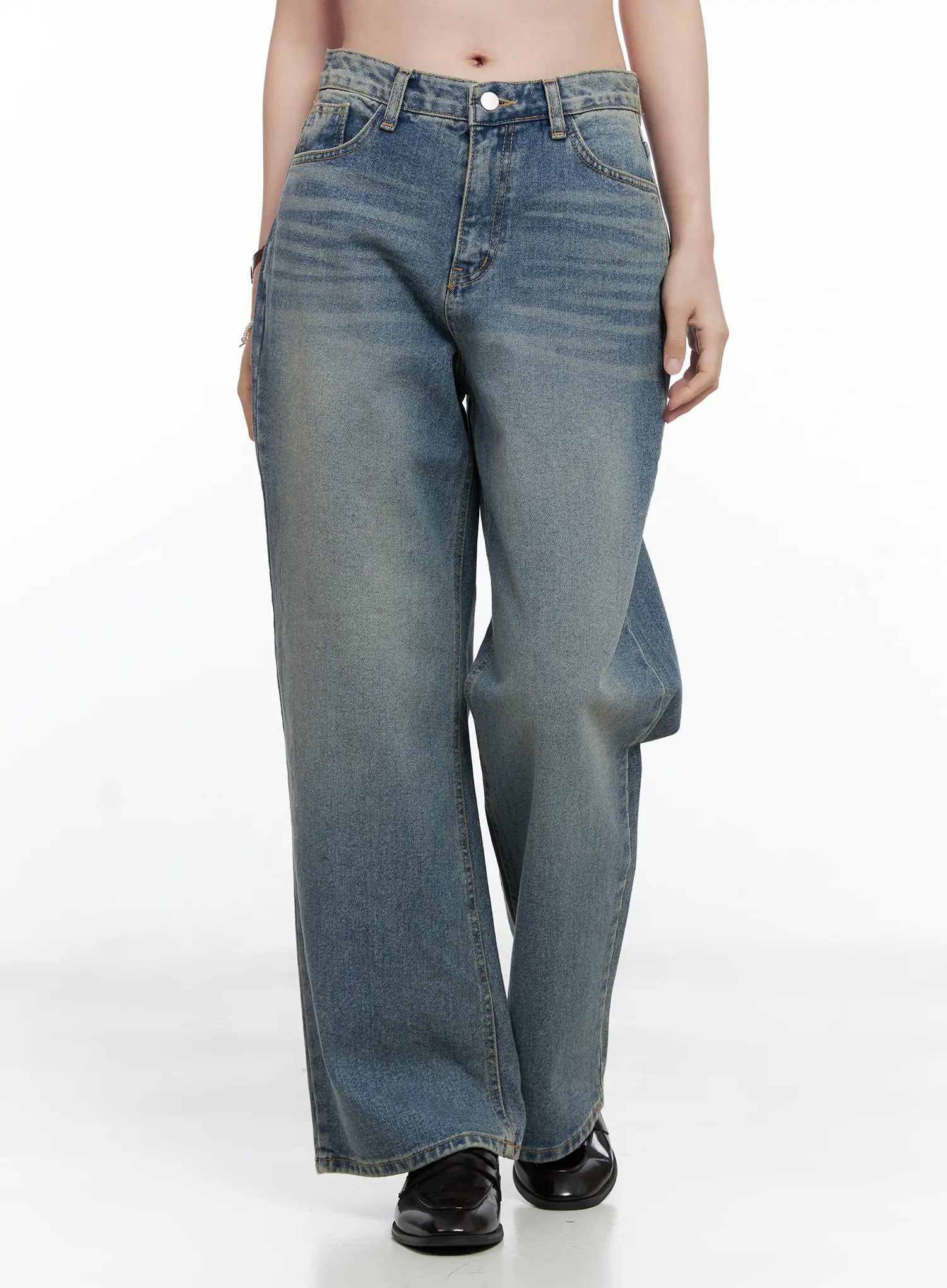 LEWKIN Qu Wide-Leg Vintage Wash Jeans CG521 in blue, front view on model, cropped torso shot showing wide-leg cotton denim with vintage wash fading and front pockets, paired with black loafers.