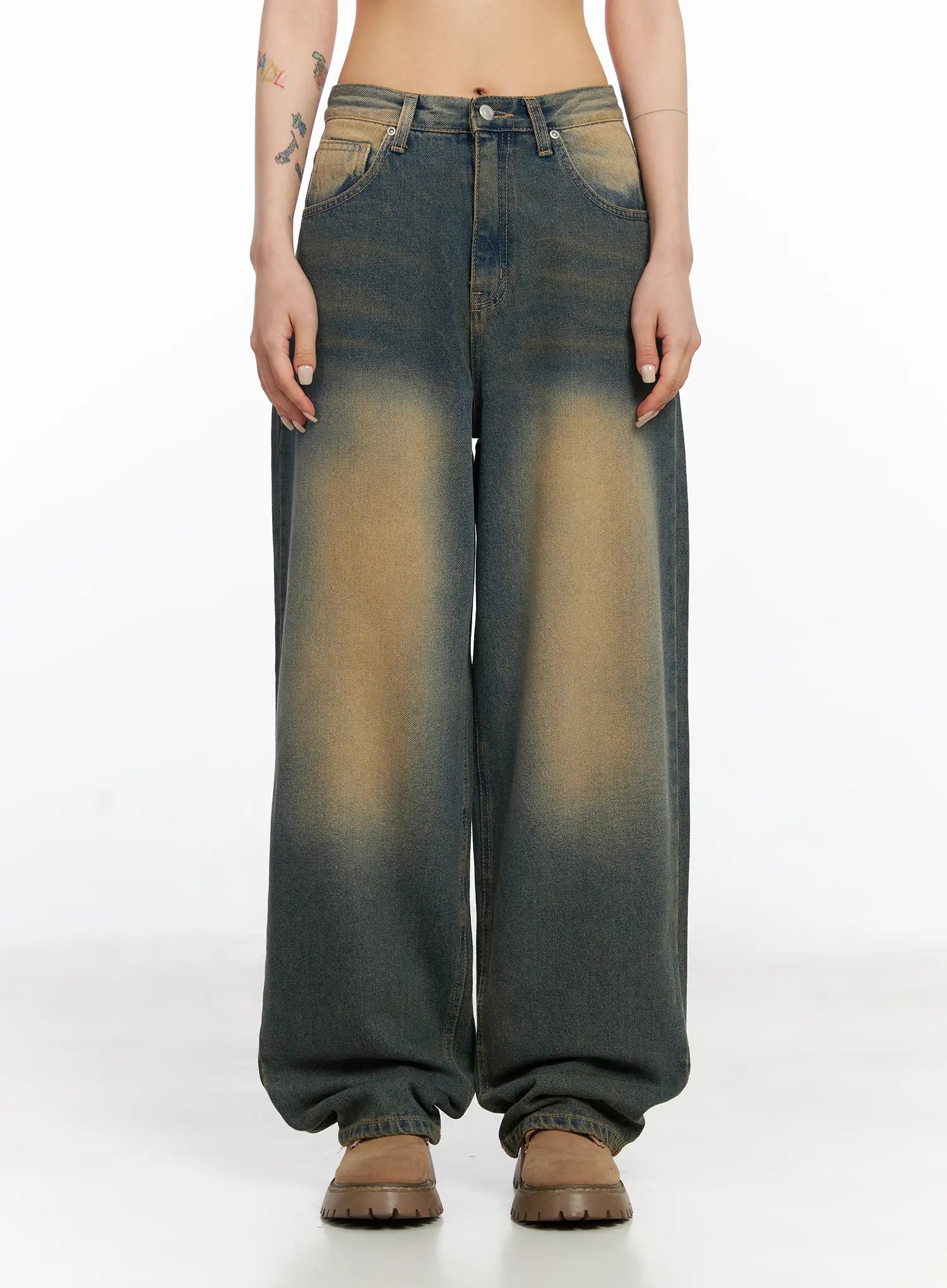 LEWKIN Karsyn Vintage Baggy Jeans CJ522 in dark blue, front full-length on model, wide-leg cotton denim with heavy amber sun-faded wash, paired with brown chunky boots.