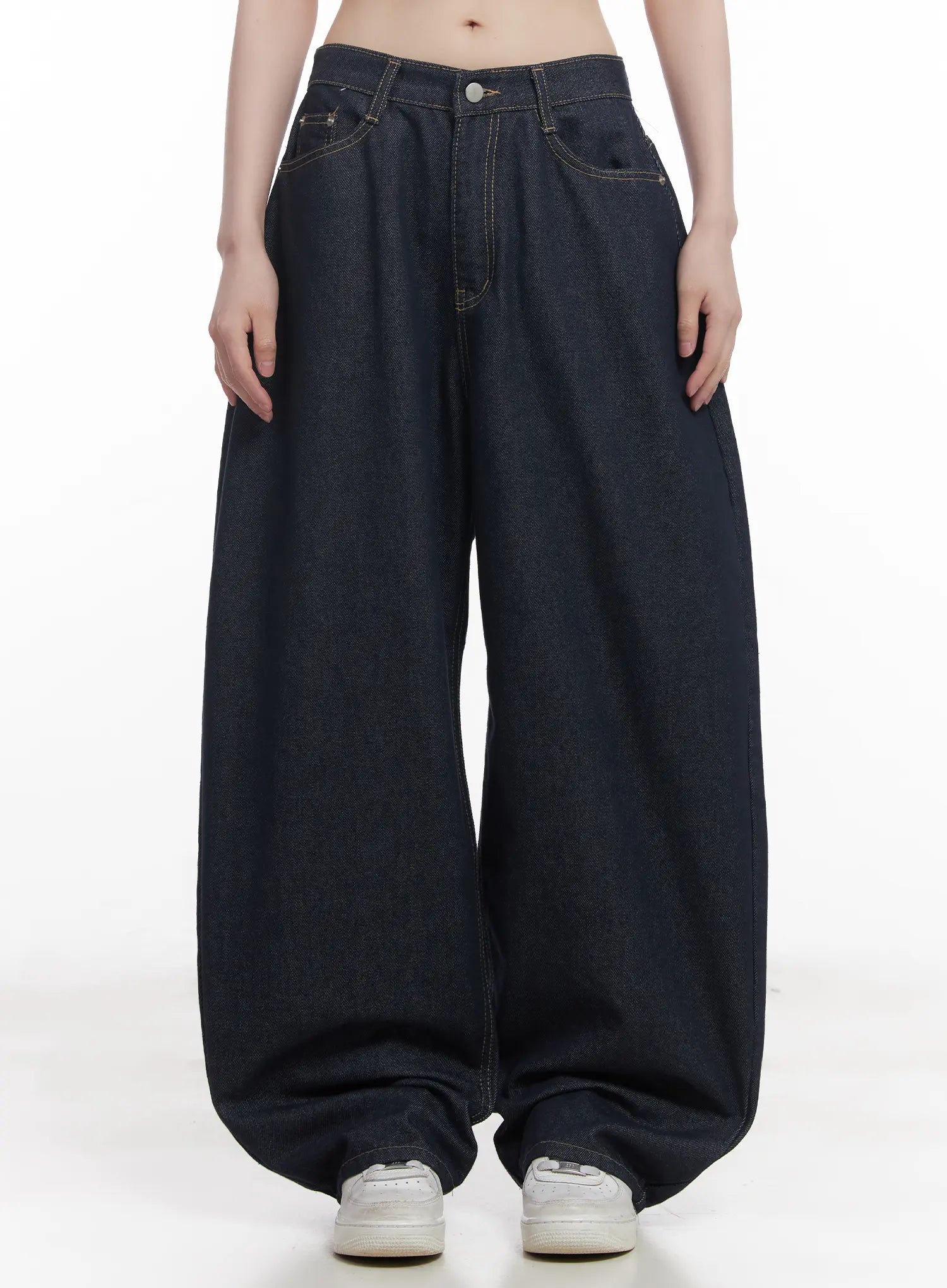 LEWKIN Hyein No-Fade Relaxed-Fit Jeans CU519 in dark blue, front view on model, wide-fit baggy cotton denim with contrast stitching, paired with white sneakers.