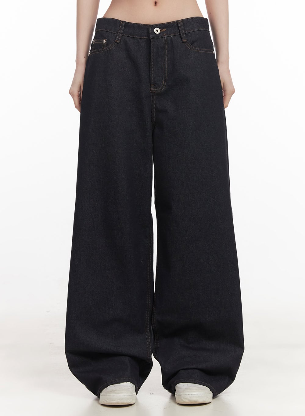 LEWKIN Jasmin Wide-Leg Jeans CF514 in dark blue, front view on model, baggy wide-leg cotton denim with contrast stitching, low rise, paired with white sneakers.