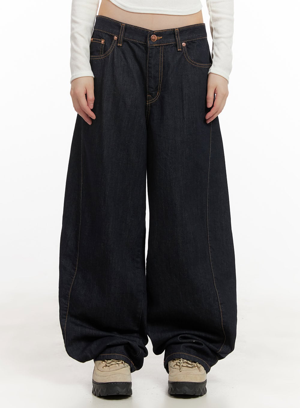 LEWKIN Fernanda Balloon-Fit Baggy Jeans CJ502 in dark blue, front cropped view on model, low-waist wide-fit cotton denim with contrast stitching, pooling hem, paired with white crop top and chunky sneakers.