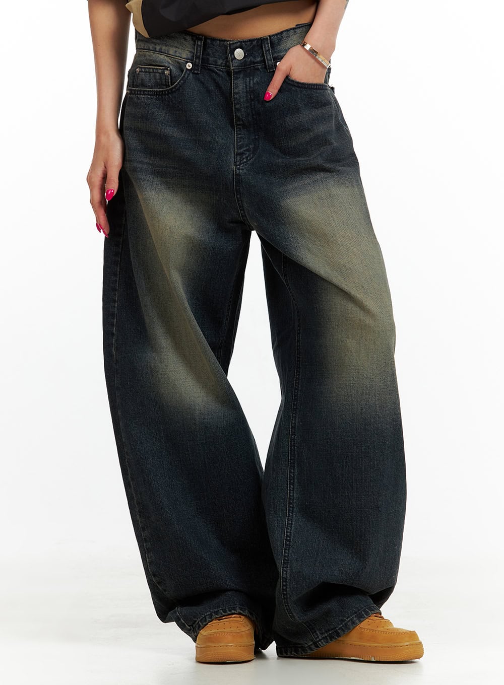 LEWKIN Solid Low Rise Baggy Jeans CU417 in dark blue, front close-up on model, low-waist washed cotton denim with wide baggy leg and vintage yellow fade, styled with tan sneakers.