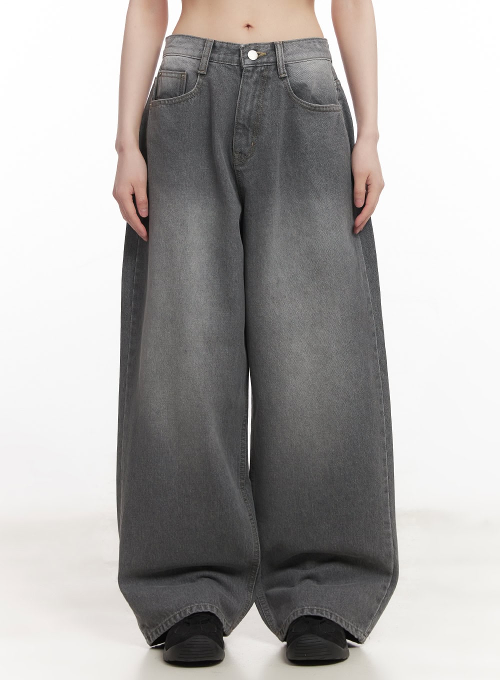 LEWKIN Venessa Washed Baggy Jeans CM528 in dark gray, front view on model, wide-fit washed cotton denim with faded finish, five-pocket styling, paired with dark shoes.