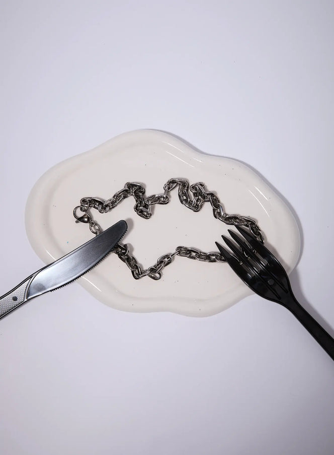 LEWKIN Men's Basic Chunky Chain Necklace IL501 in silver, flat product shot styled on a white ceramic plate with a knife and fork, chunky oval cable links with lobster clasp.