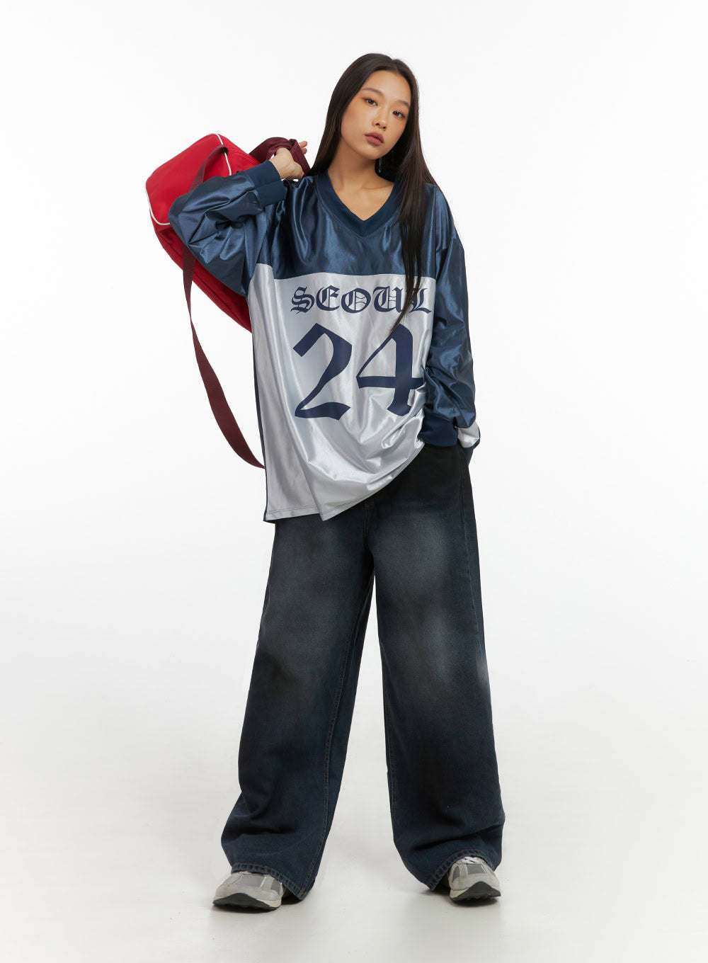 LEWKIN Imogen WashedSky Loose-Fit Denim IO409 in dark blue, full-body front on model carrying red bag, wide-leg washed cotton denim, styled with Seoul 24 jersey top and chunky sneakers.