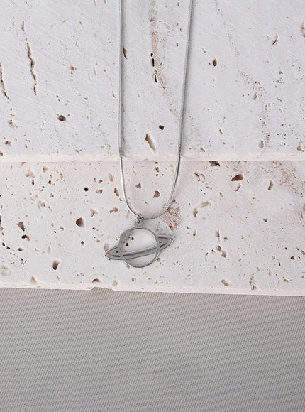 saturn-outline-necklace-ia517