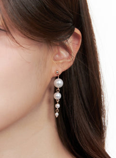 3-tier-pearl-earrings-cj515 / Gold