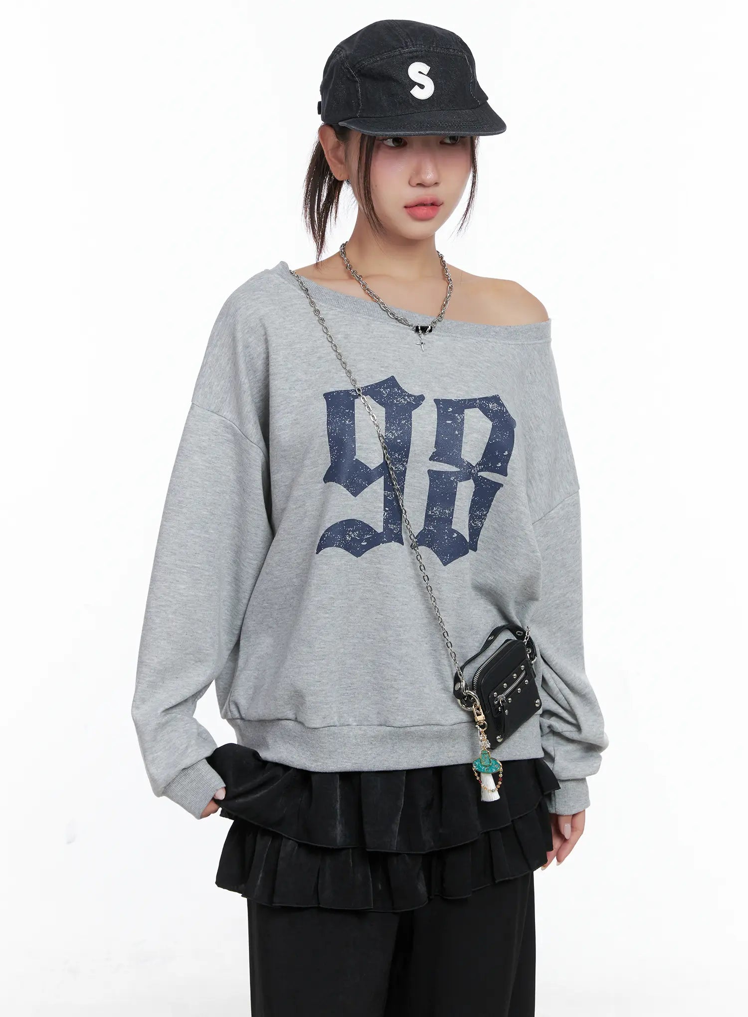 98 Graphic Off-Shoulder Sweatshirt CS502 - Casual style | LEWKIN 98 Graphic Off-Shoulder Sweatshirt CS502 - Casual style | LEWKIN