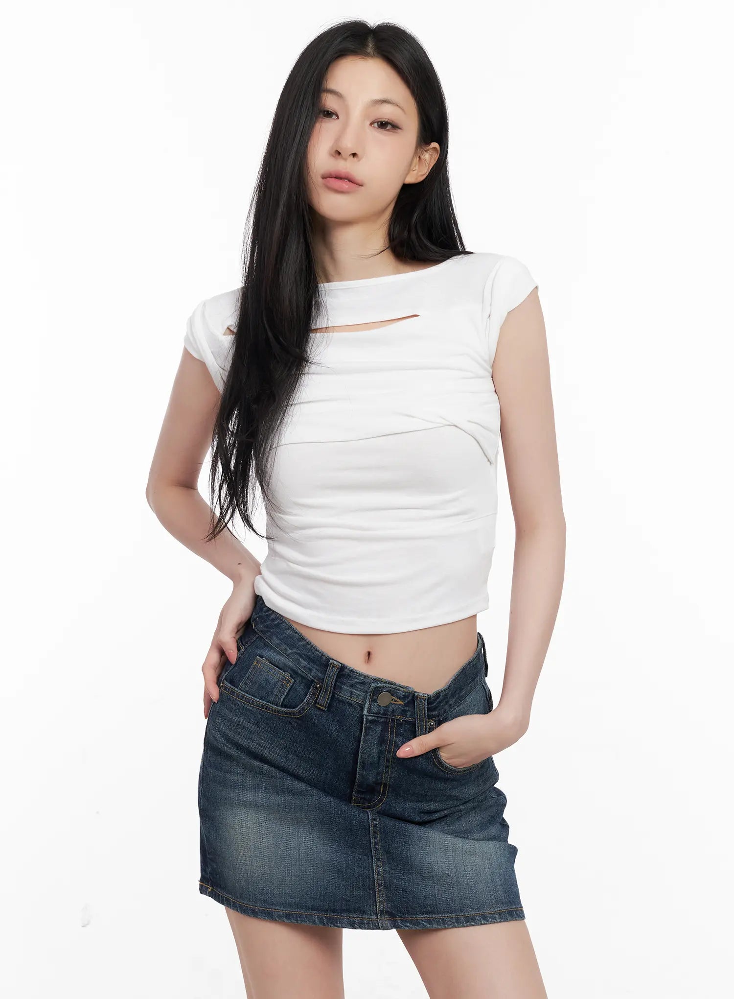 shirred-cut-out-crop-top-cl501 / White