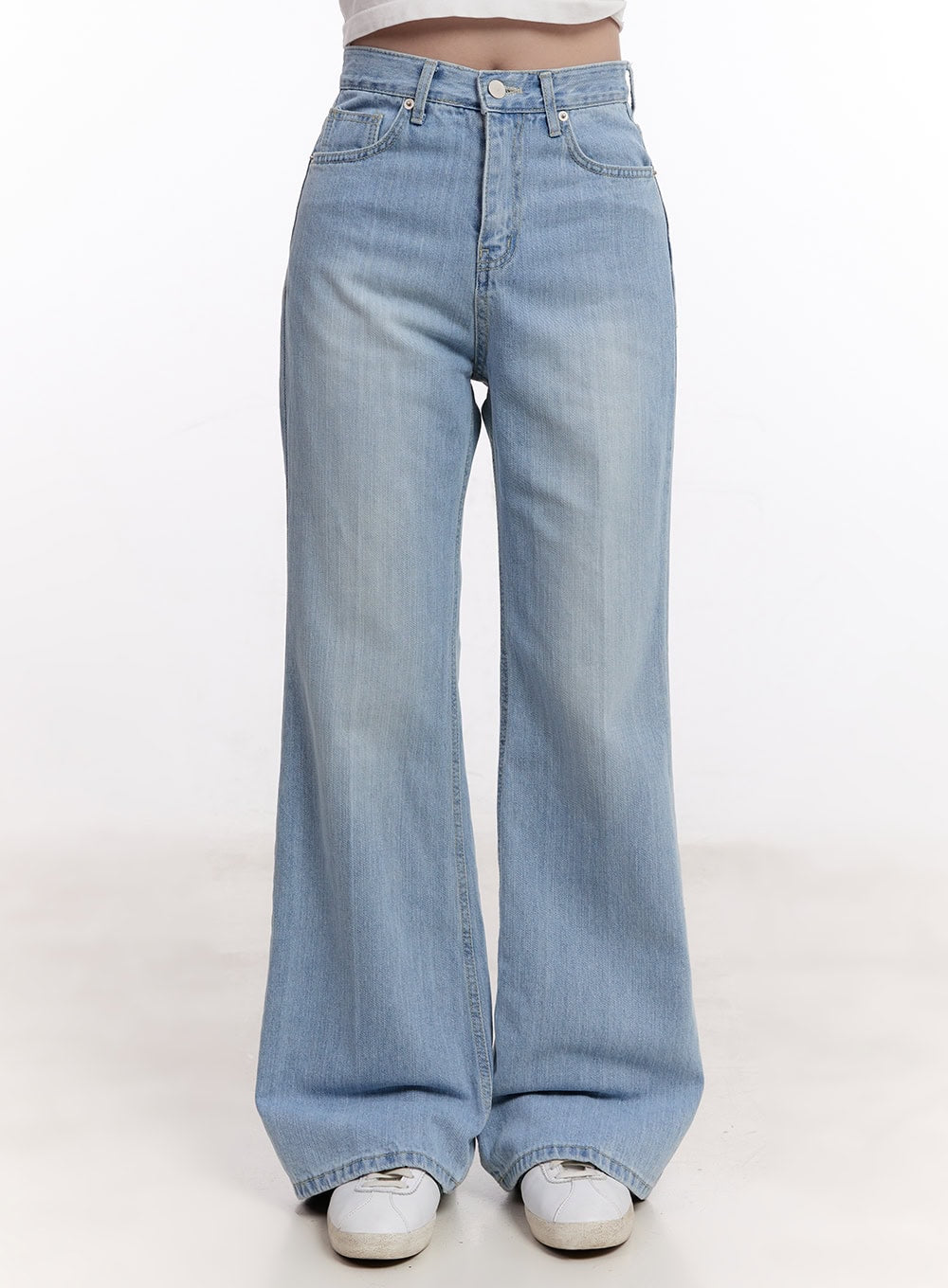 LEWKIN Daniella Relaxed-Fit Flared Jeans CM526 in light blue, front product shot on model, high-waist washed cotton denim with wide flared leg, paired with white sneakers.