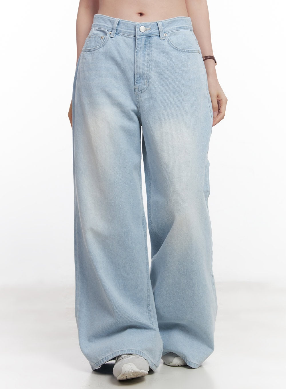 LEWKIN Judie Washed Wide-Leg Jeans CY519 in light blue, front waist-to-hem shot on model, washed cotton denim, wide-leg silhouette with 5-pocket design, paired with white sneakers.
