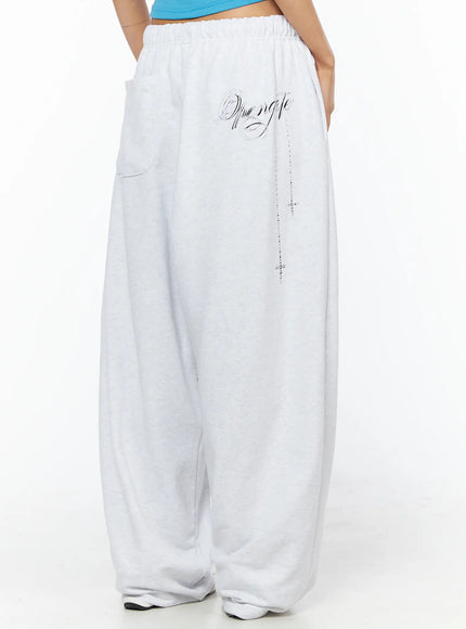 graphic-lettering-studded-wide-leg-sweatpants-cu518 / Light gray