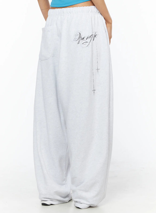 graphic-lettering-studded-wide-leg-sweatpants-cu518 / Light gray