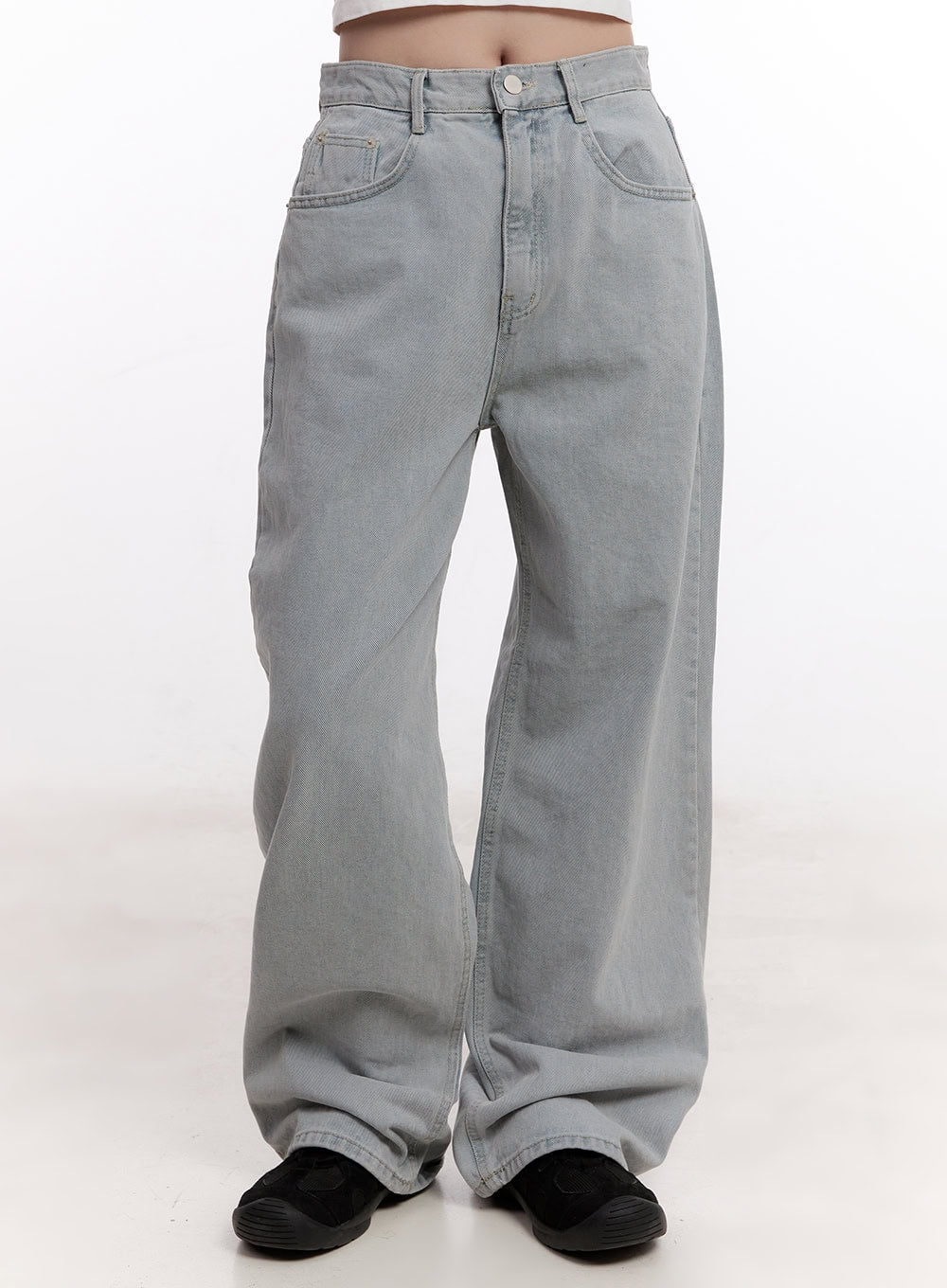 LEWKIN Casey Washed Baggy Wide-Leg Jeans CM526 in light gray, front product shot on model, washed cotton denim, baggy wide-leg silhouette with five-pocket detail, paired with black sneakers.