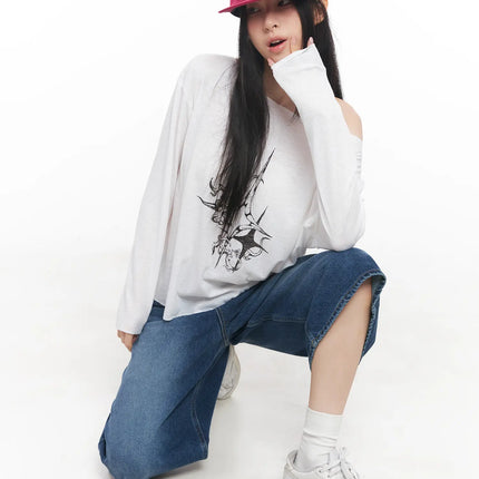 loose-fit-long-sleeve-graphic-top-cu510 / White