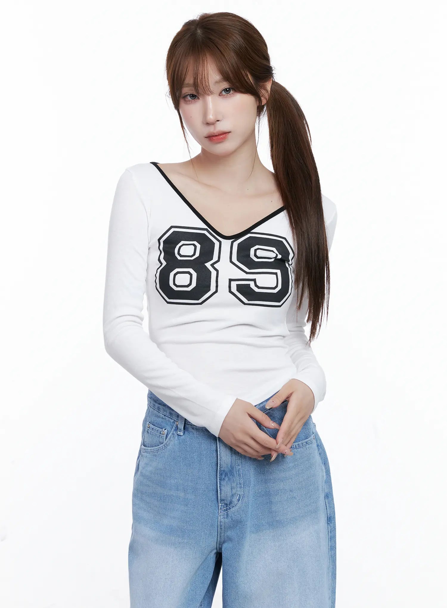 v-neck-number-89-long-sleeve-tee-cg529 / White