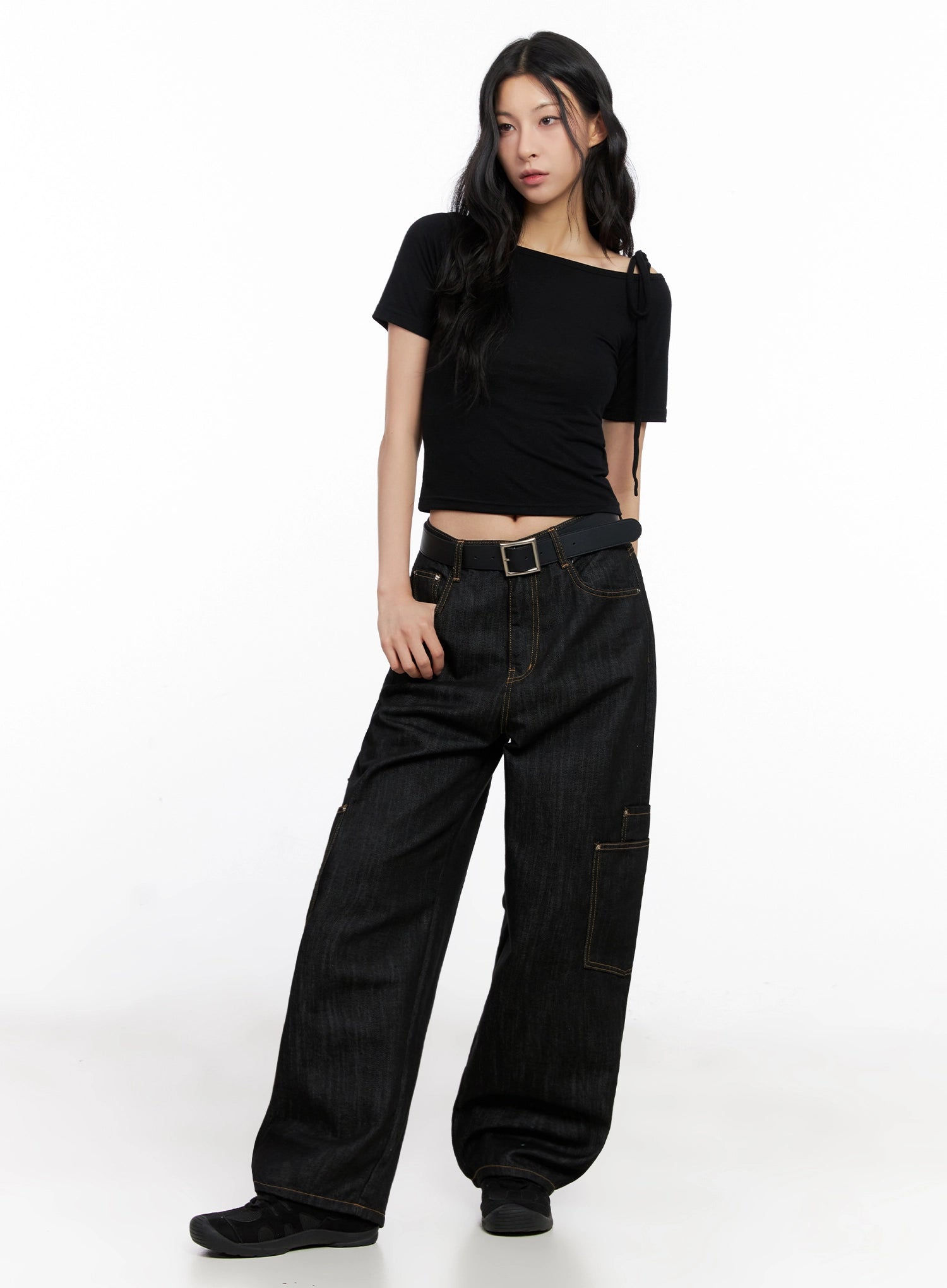 Dahee Wide-Leg Cargo Jeans IG508 in black, full-body front on model, styled with black asymmetric crop top and black belt, wide-leg silhouette with cargo pockets and gold topstitching.