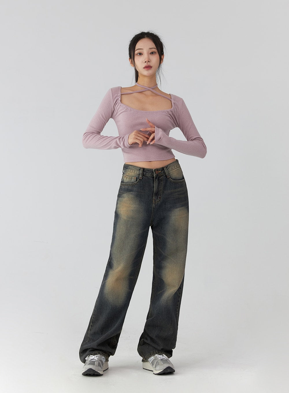Wide Leg Jeans CD322 in dark blue, front full-body shot on model, size L, washed denim with amber fading detail, relaxed wide leg silhouette, styled with pink halter crop top and grey sneakers.