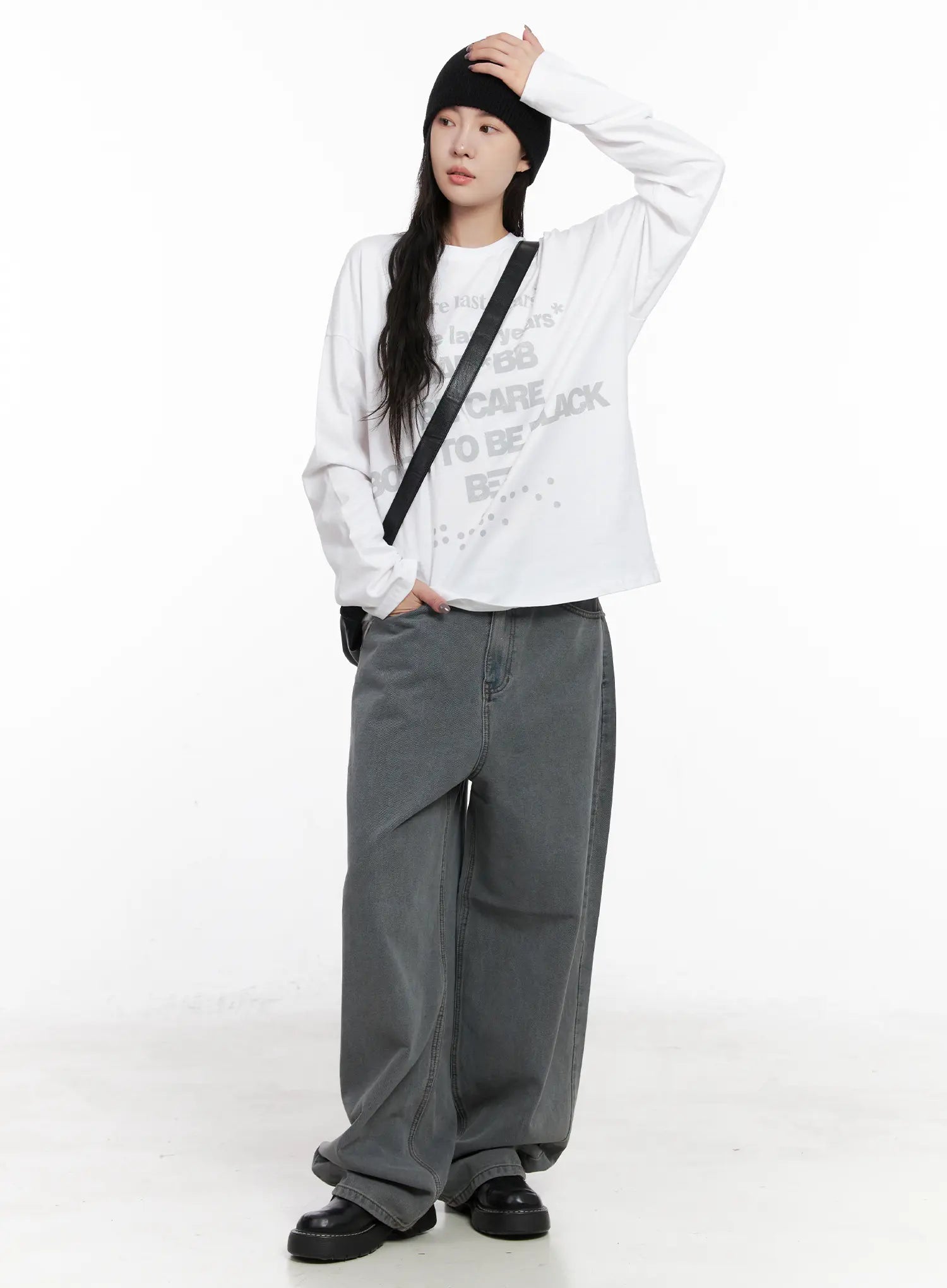 Odet Wide-Leg Balloon Jeans CN512 in blue, full-body front styling shot, paired with white graphic long-sleeve tee, black beanie, and crossbody bag.
