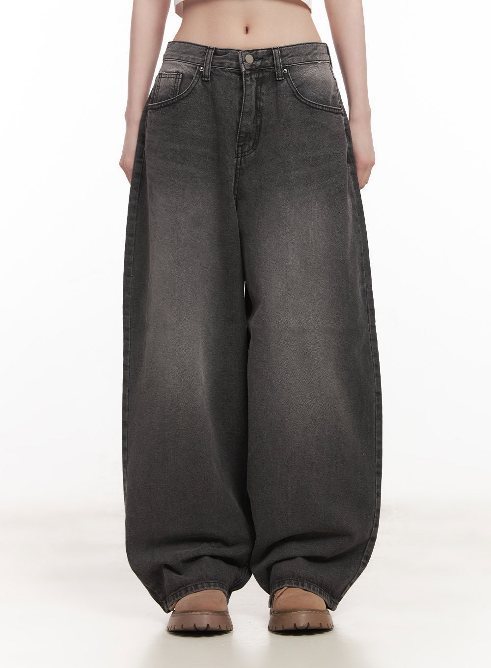 Dianna Baggy Jeans CM518 in dark gray, front waist-to-hem close-up on model, low-rise button fly, five-pocket washed cotton denim, voluminous wide leg.