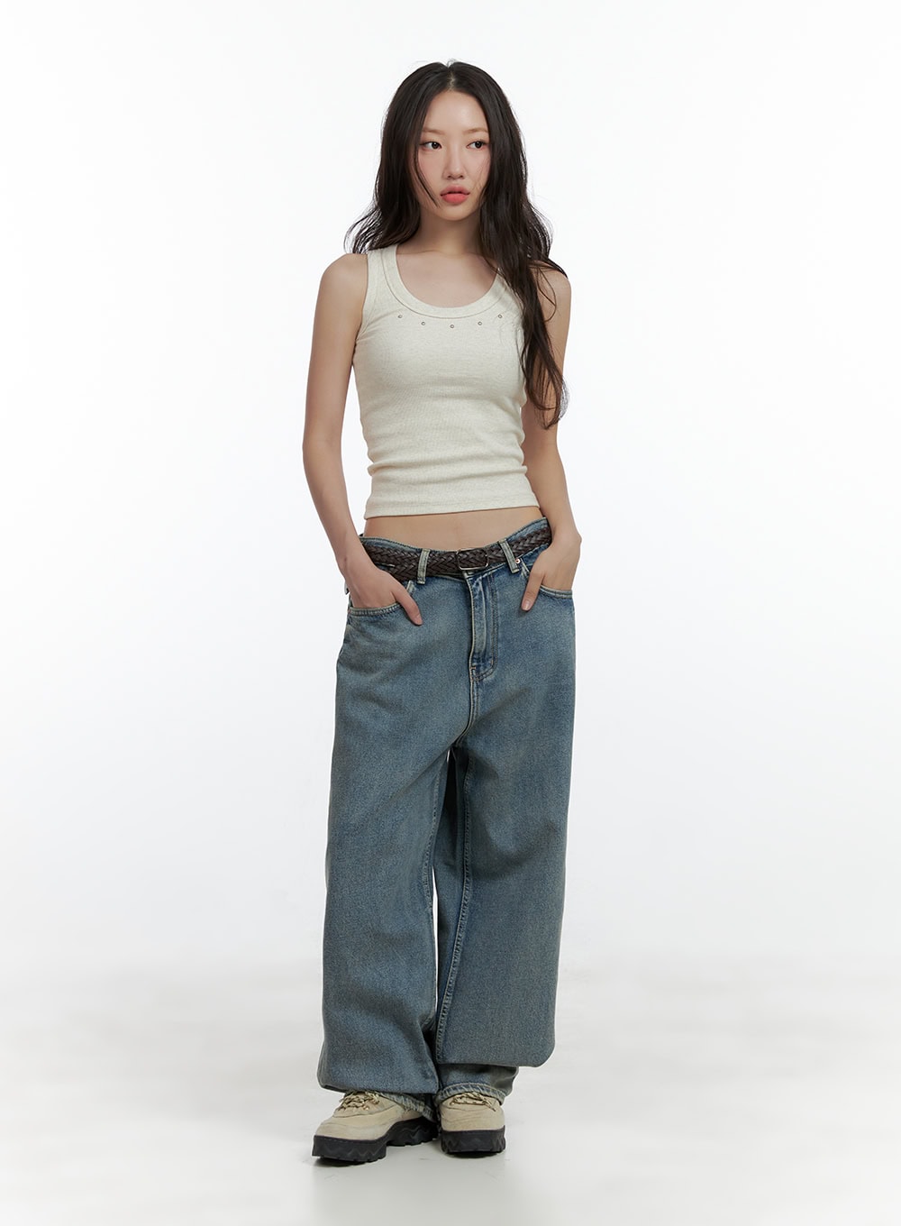 Dark Washed Baggy Jeans CL410 in blue, full-length front shot on model, low-waist baggy denim with wide leg, paired with a cream ribbed tank top and braided belt.
