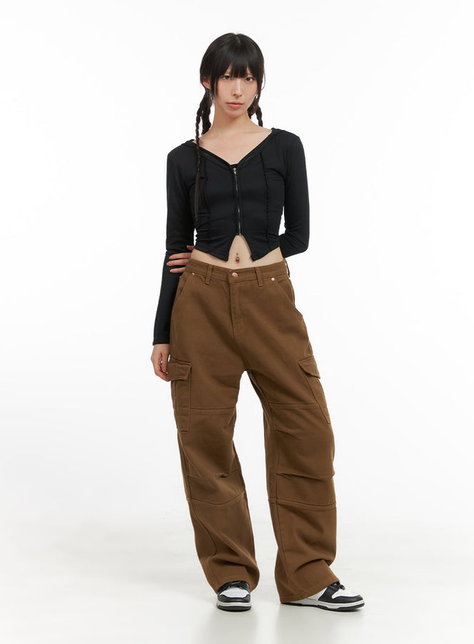 Hoodie Crop Top CG420 in Black, full-body front shot on standing model, zip-up crop hoodie with cut-out detail, styled with brown wide-leg cargo pants and sneakers.