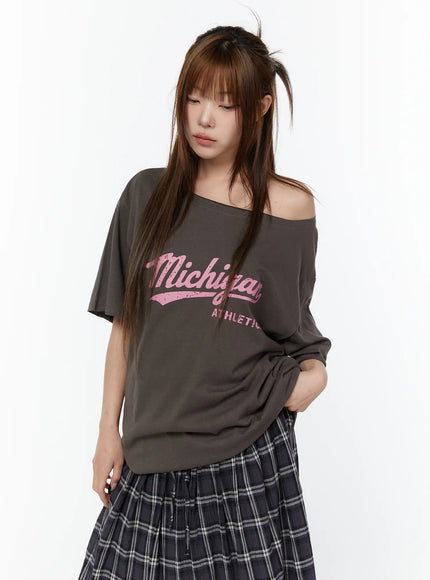 oversized-off-shoulder-graphic-tee-cy519
