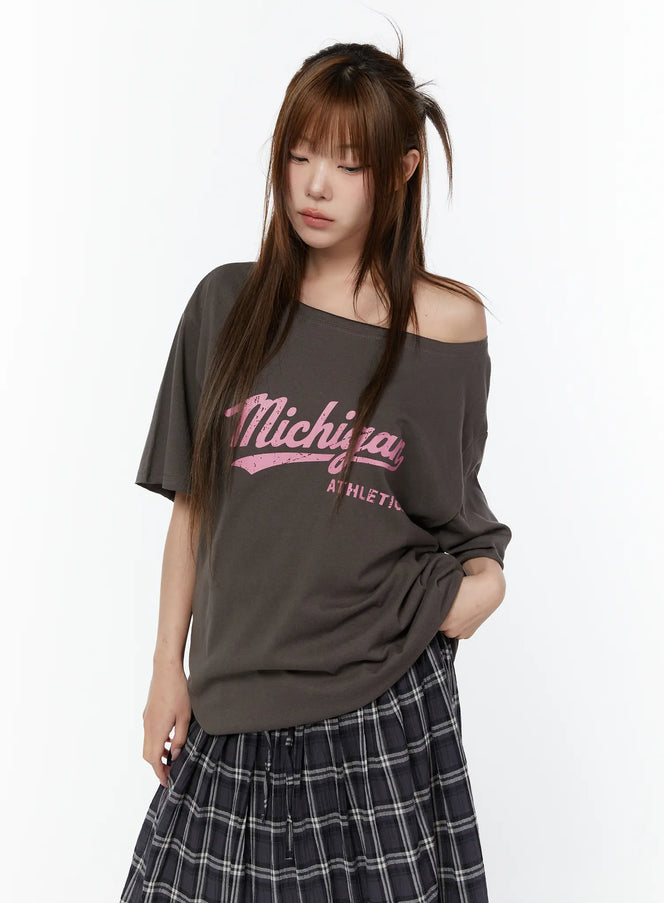 oversized-off-shoulder-graphic-tee-cy519