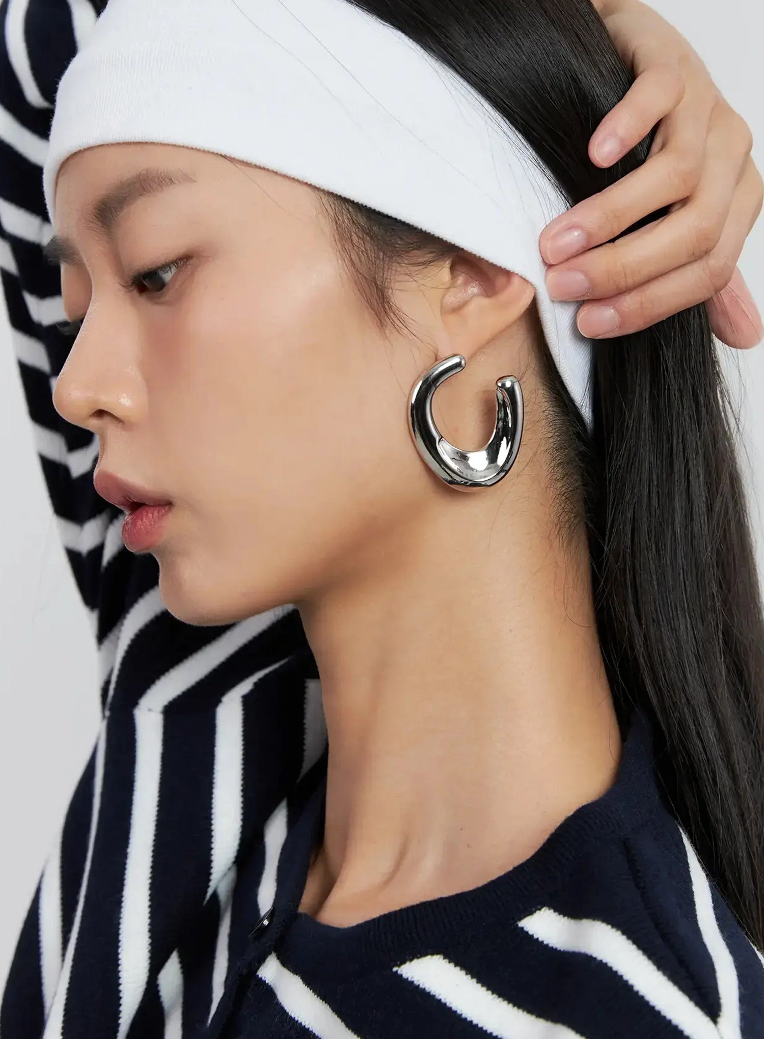 bold-u-shaped-earrings-is515