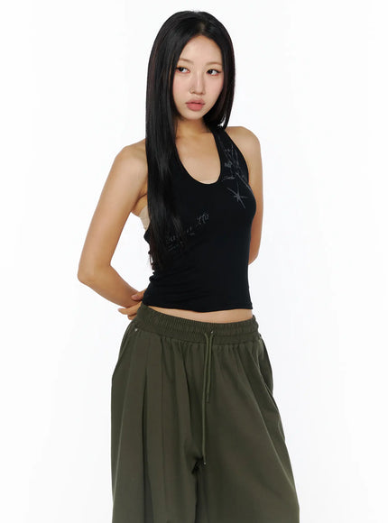 graphic-halter-neck-crop-top-cu512